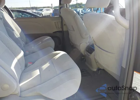 2018 Toyota Sienna Le 8 Passenger z USA, uszkodzony, nr VIN 5TDKZ3DC0JS948014